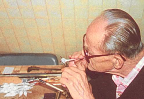 Mein Schwiegervater Fritz Greiner-Petter im Alter von 83 Jahren bei der Arbeit.